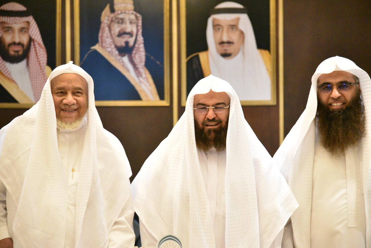 في إطار تعزيز الشراكات المؤسسية لخدمة كتاب الله اجتمع معالي رئيس الشؤون الدينية بالمسجد الحرام والمسجد النبوي، الشيخ أ. د عبدالرحمن بن عبدالعزيز السديس ، في مكتبه بفرع الرئاسة بالمدينة بفضيلة الشيخ إبراهيم الأخضر القيم شيخ القراء بالمسجد النبوي ورئيس جمعية مقارئ التحبير  وذلك