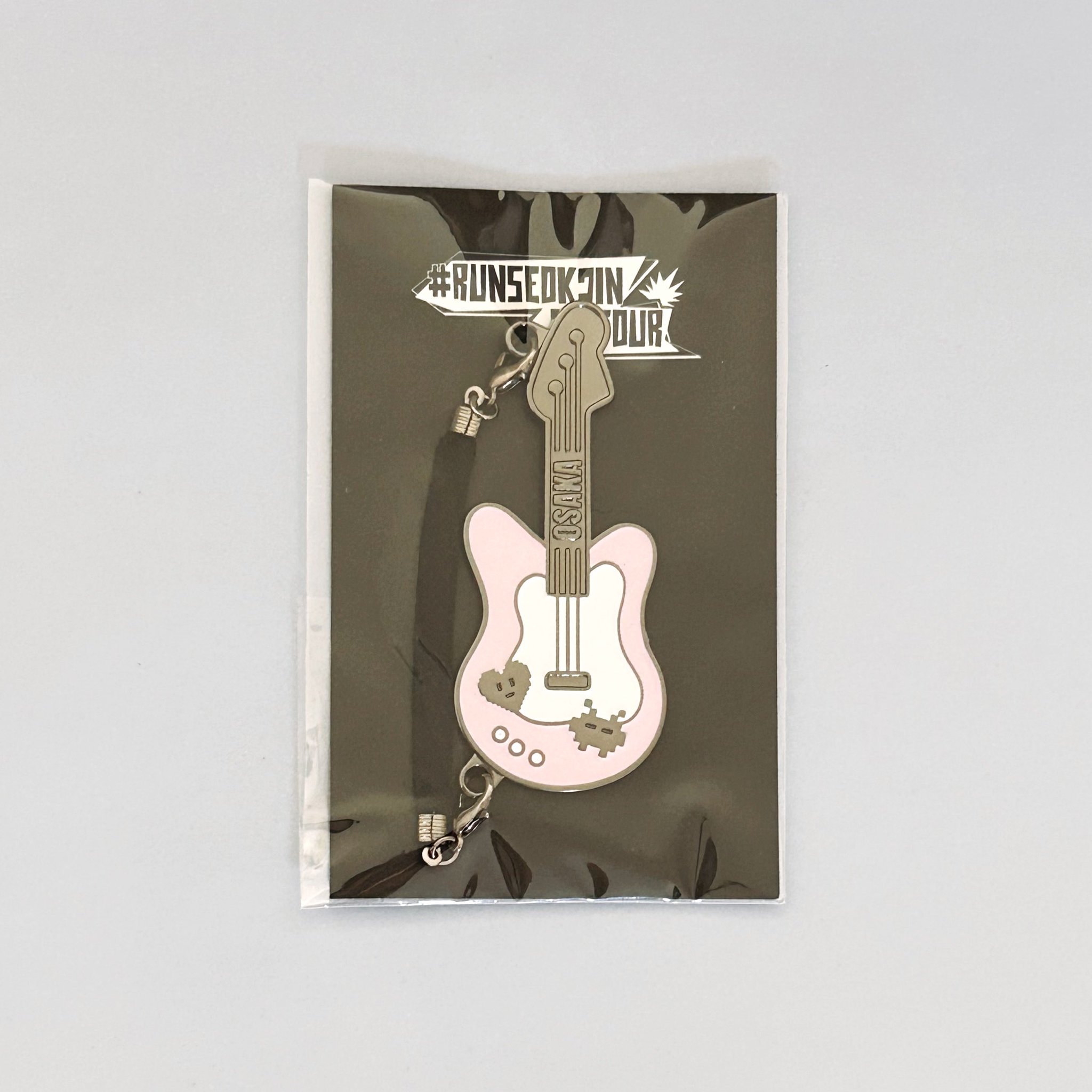 BTS RUNSEOKJIN TOUR MINI CHARM ギター型　2個 しゃお ¨̮ ☆ .°• 𝓔𝓒𝓗𝓞 on X: 
