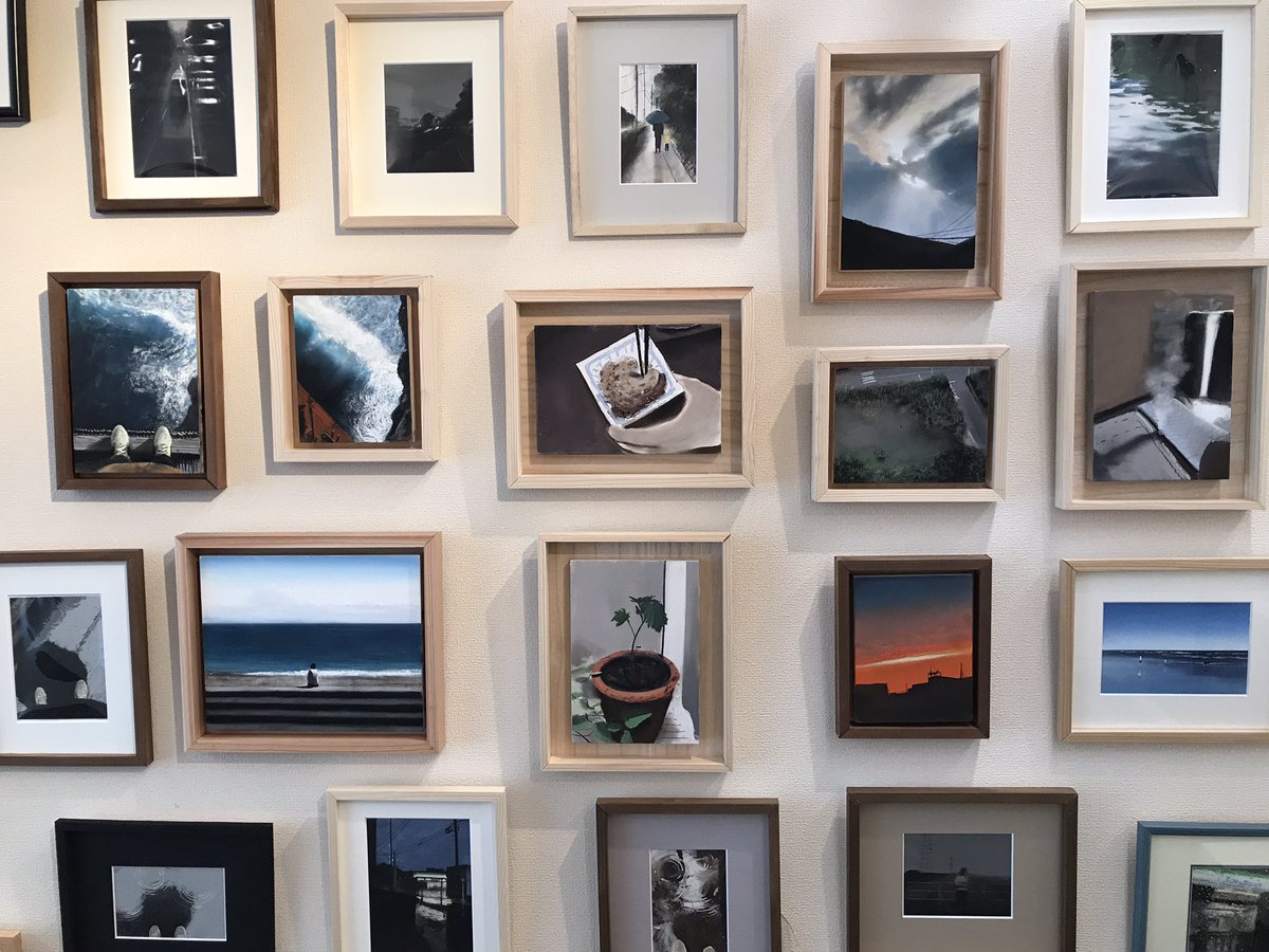 miya_pastel1's tweet image. 個展2日目オープンしてます!
今回は展示用の額縁も自分で作ってみました。彫刻刀が指にブッ刺さったりカッターがブッ刺さったり、サンドペーパーで指紋がなくなったり、文字通り身を削って作った分、多少の魂が注入されてます。
出来はまだまだですが、大目に見ていただけると幸いです!…