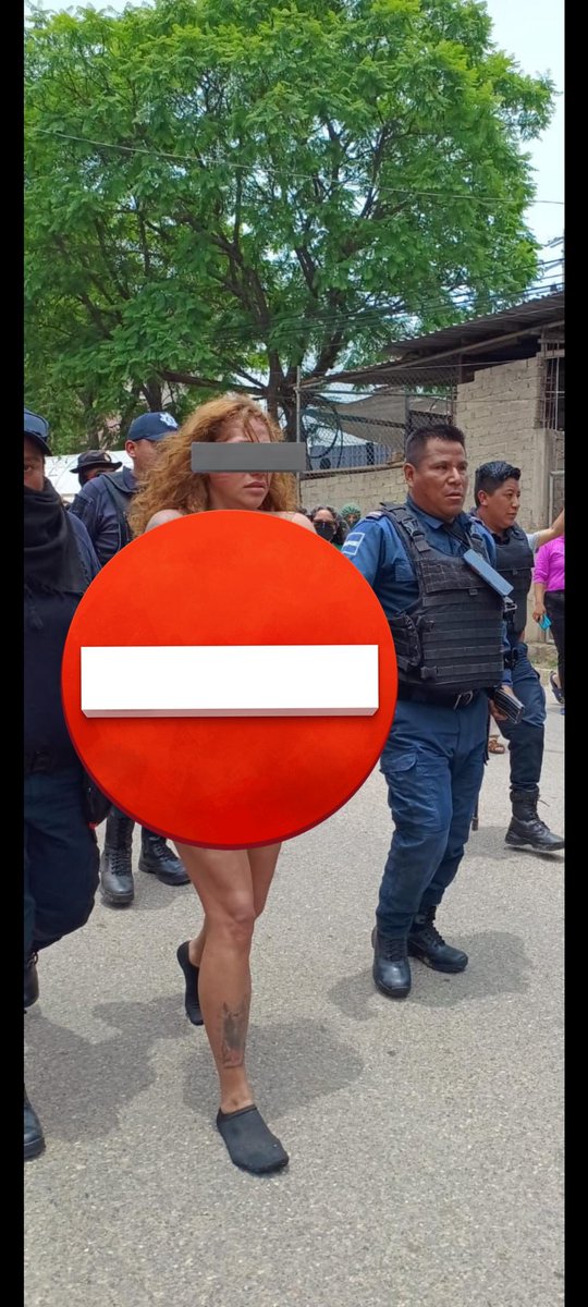 Replica_Tweets's tweet photo. #Oaxaca En #SanPablo #Etla, pobladores detuvieron delicuentes, y pasearon a una mujer #desnuda; ahora la @DDHPO va contra los policías municipales; pero debería valorar la intervención de @KarinaBaronO del @sesesp quien en agosto de 2023 certifico a dicha policía. #NoSirve https://t.co/b1eswmmpj1