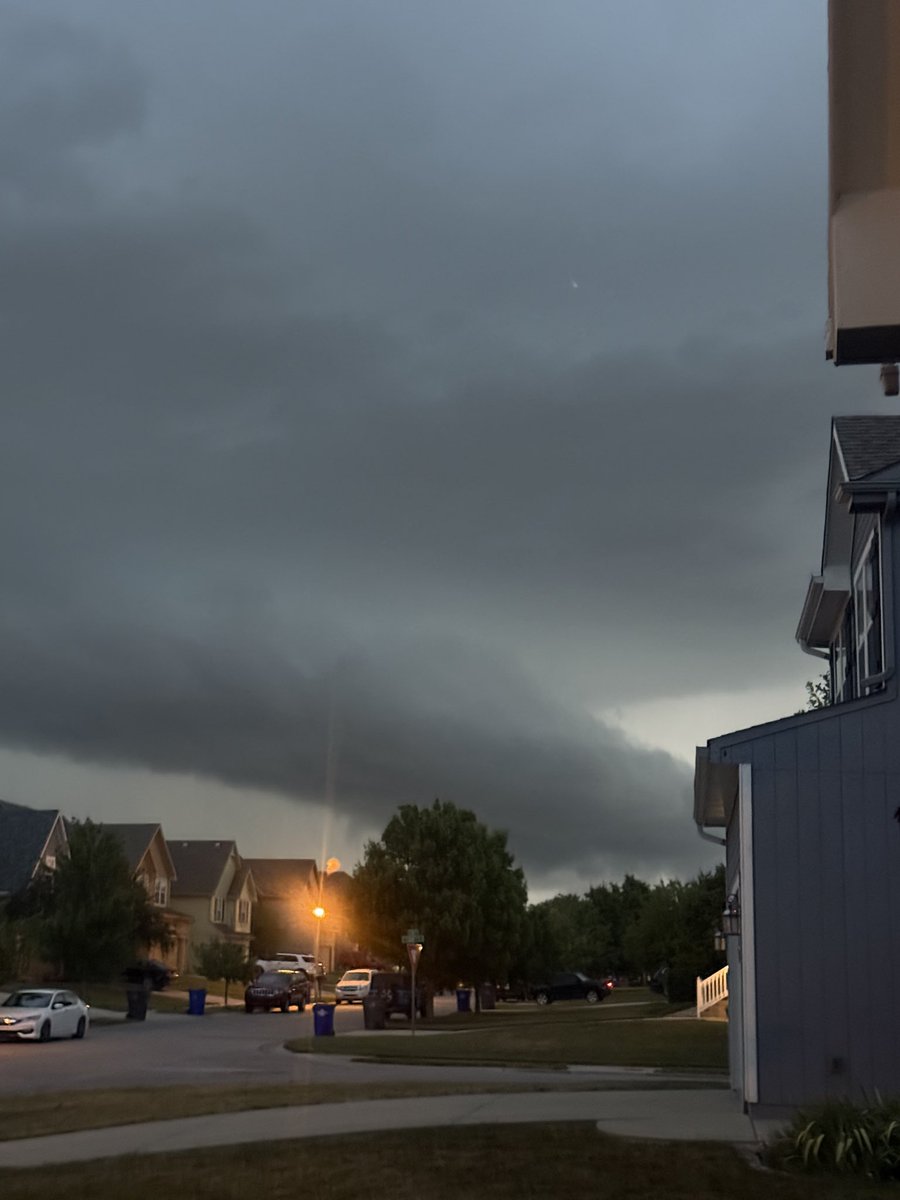 Hawyeee04's tweet image. From 124th near Iowa st, Olathe. Lighting is insane. Rapid rising motion in this part of the storm. @fox4wx @JacobLanierWx @WesWeather @NickBenderKMBC