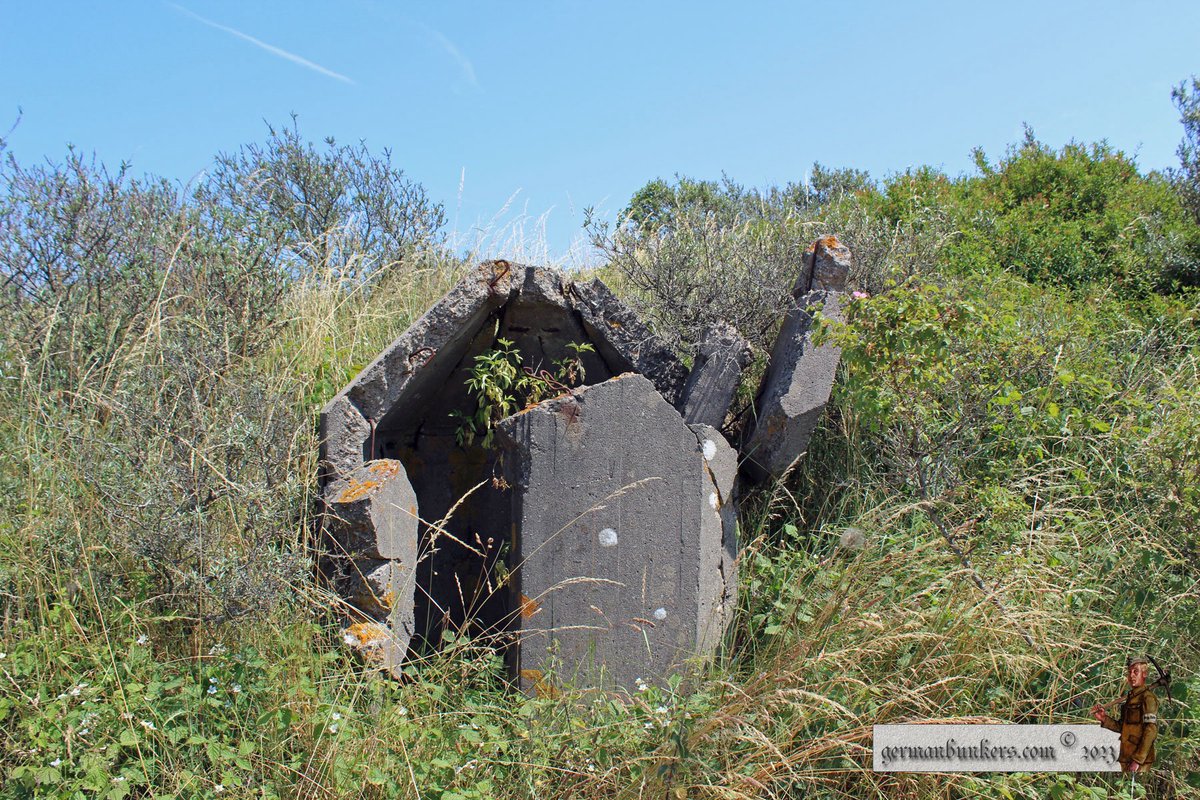 germanbunkers's tweet image. This is MKB Waldam east of Calais, it defended the seaward approach to the port of Calais. Once a Heer batterie, in 1942 it was taken over by Marineartillerieabteilung 244. Here the blown guard house at the entrance, a beach obstacle, one of 2 M270 bunkers & it's rear entrance.