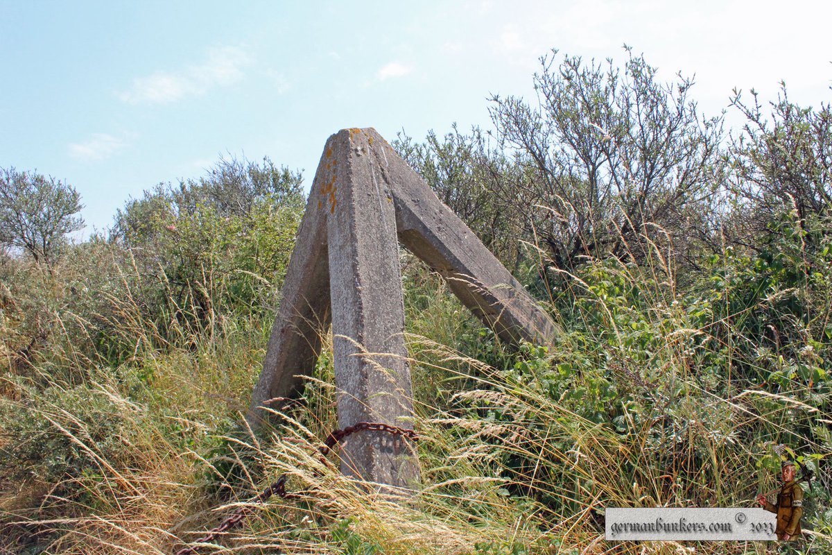 germanbunkers's tweet image. This is MKB Waldam east of Calais, it defended the seaward approach to the port of Calais. Once a Heer batterie, in 1942 it was taken over by Marineartillerieabteilung 244. Here the blown guard house at the entrance, a beach obstacle, one of 2 M270 bunkers & it's rear entrance.