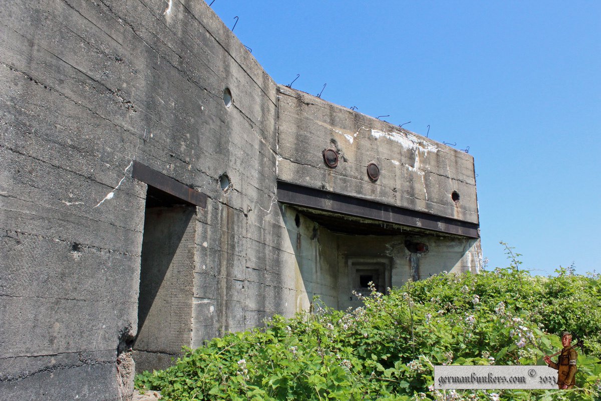 germanbunkers's tweet image. This is MKB Waldam east of Calais, it defended the seaward approach to the port of Calais. Once a Heer batterie, in 1942 it was taken over by Marineartillerieabteilung 244. Here the blown guard house at the entrance, a beach obstacle, one of 2 M270 bunkers & it's rear entrance.