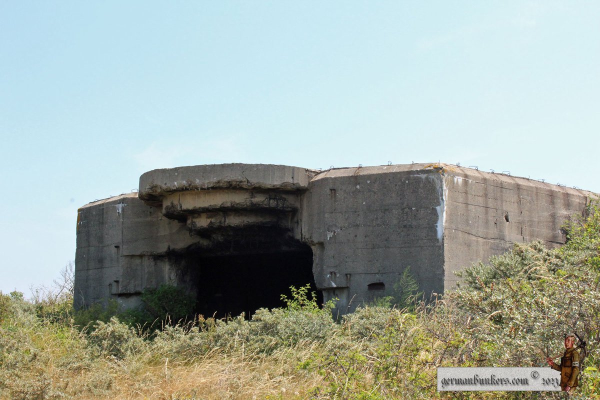germanbunkers's tweet image. This is MKB Waldam east of Calais, it defended the seaward approach to the port of Calais. Once a Heer batterie, in 1942 it was taken over by Marineartillerieabteilung 244. Here the blown guard house at the entrance, a beach obstacle, one of 2 M270 bunkers & it's rear entrance.