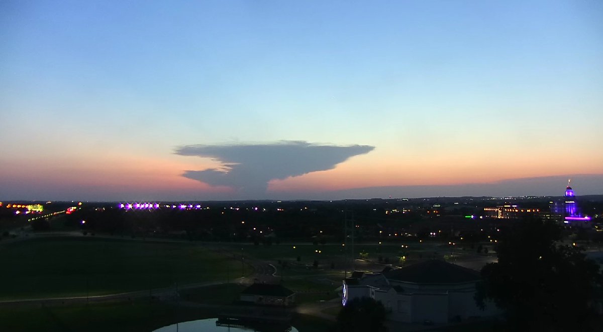 jamesaydelott's tweet image. "Little Orphan Anvil" looking west of Tulsa at sunset.
(all that's left of a former storm is the anvil cloud) @spann #okwx