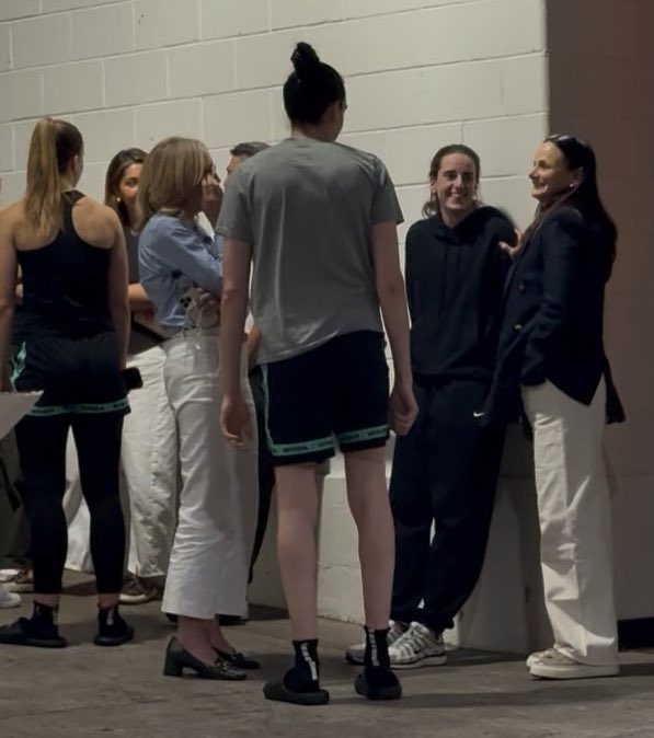 nosyone4's tweet image. caitlin with sabrina, sandy and stewie post game awwww