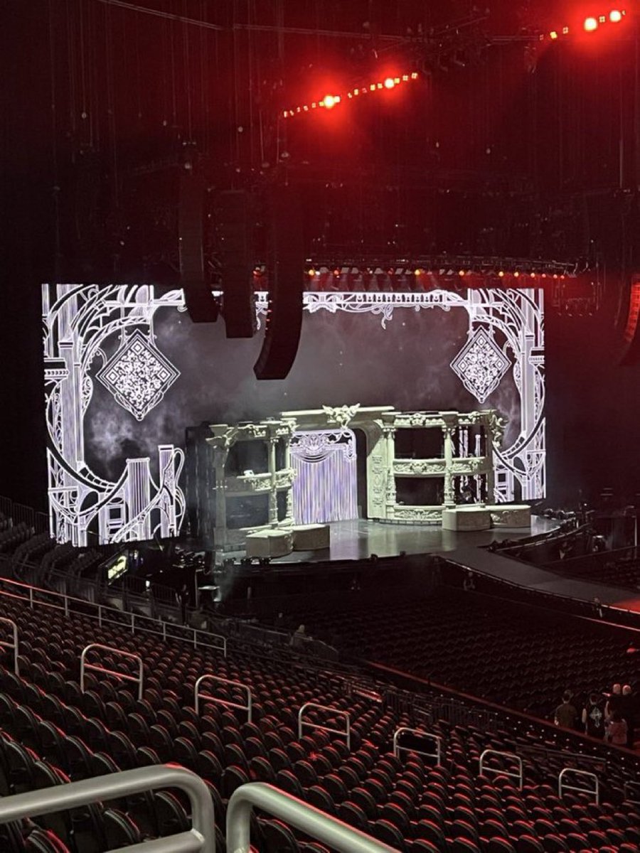 🚨 Primera imagen del escenario del MAYHEM Ball Tour