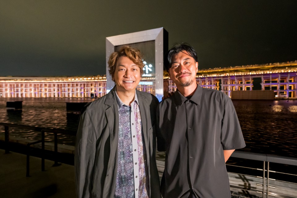 #大阪・関西万博 に #香取慎吾 さんが来場！水上ショー「アオと夜の虹のパレード」を観覧されました🌈

香取さんとショー制作者の田中直基さんが語る、水上ショーの魅力や裏側については公式ブログに掲載👀

expo2025.or.jp/officialblog/b…

ぜひ大迫力の水上ショーを体験してみてください✨

#きたぞ万博