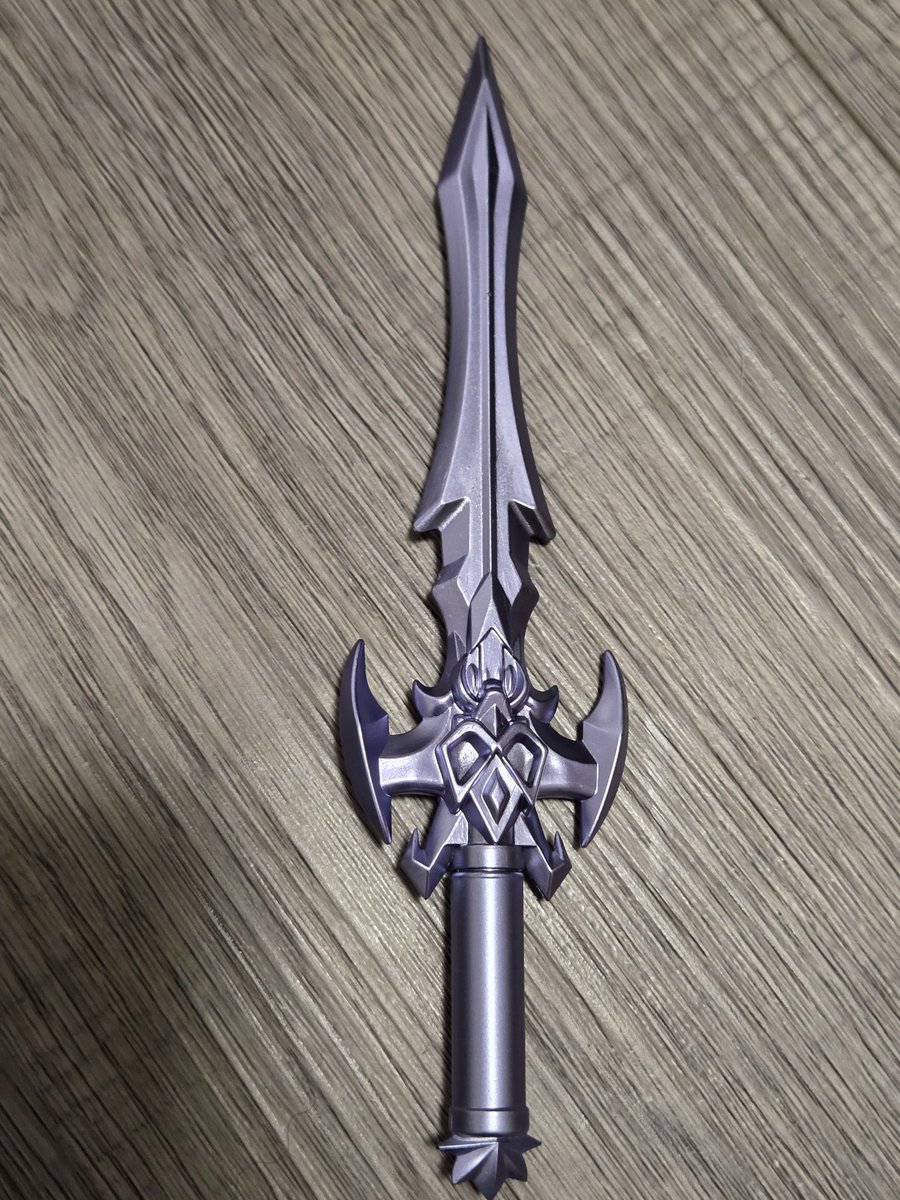 BoldickV's tweet image. I need everyone to know that the books I sent to the winners of my giveaway were signed with this pen.
Thank you, have a lovely day 😆
