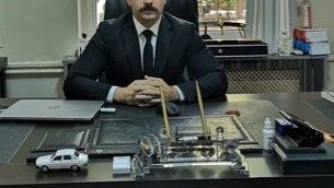 Devlet Memurlarının, hele bir Adalet temsilcisinin, toplumu ayrıştırıcı, tarafsızlığı gölgeleyen simgeler kullanması, tartışmalara yol açması, soru işaretleri taşıyan imalarda bulunması olamaz.  Olmaz.!! 
Daha kibar nasıl söylenir.??
Tabi ki Beyaz Toros meselesinden bahsediyorum