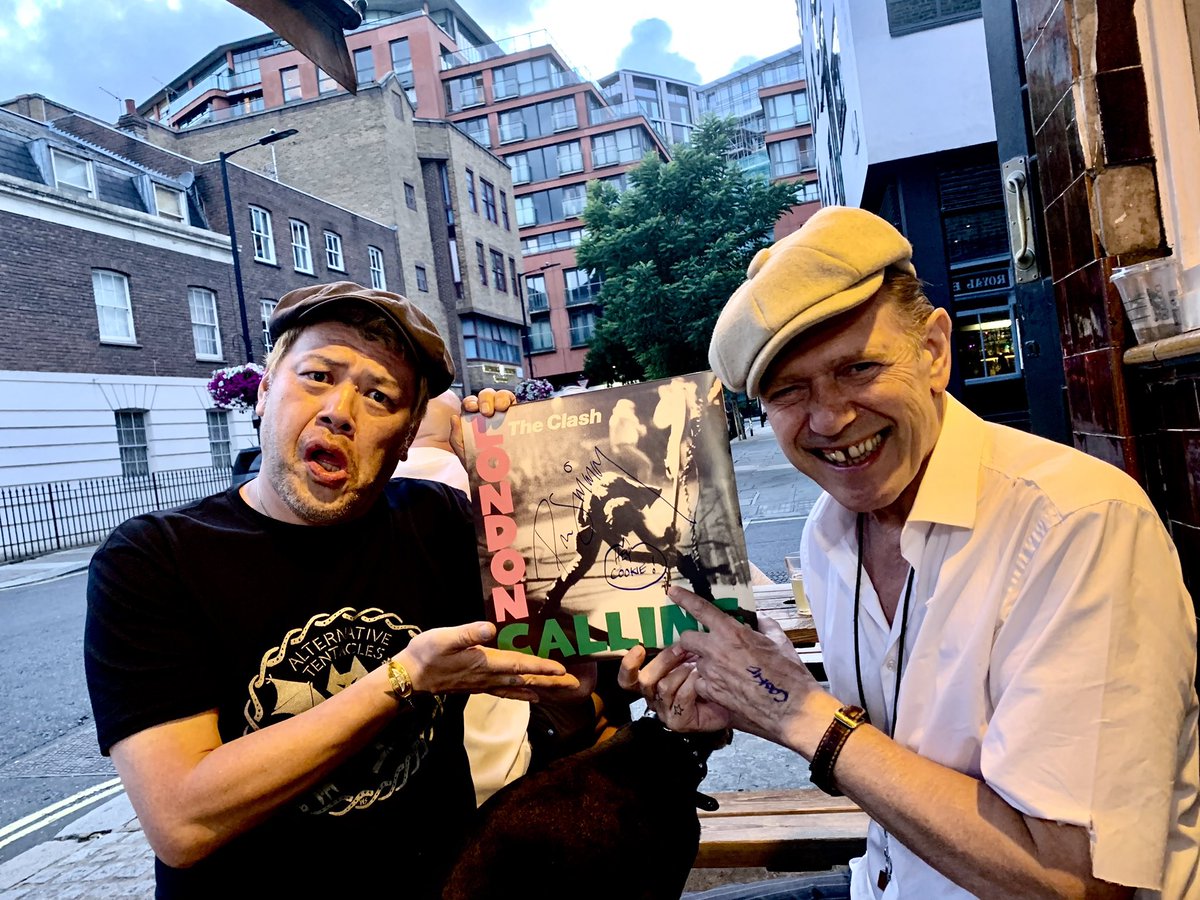 yodareyodare's tweet photo. 鬼の誉時間でございました
ポールシムノン様と再会
やっとのジャケにサインゲット
2、3時間飲んで誉誉誉
もちろん
ヴィン太郎先生とクール女子アキちゃまと。
心から言うおっありがとうー😭 https://t.co/etvcGGOqS7