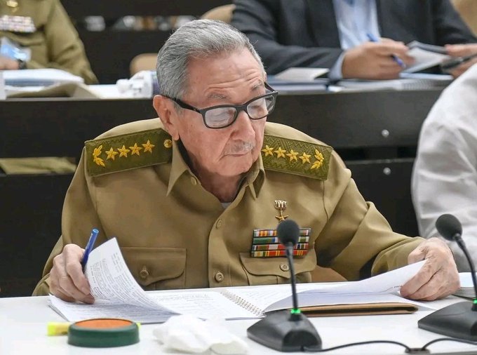 #RaúlEsRaúl siempre #DefendiendoCuba en la primera fila, siempre #DePieYCombatiendo demostrando que a pesar de las adversidades, dificultades y travas que nos quieran imponer los yanquis #CubaEstáFirme y #CubaVencerá