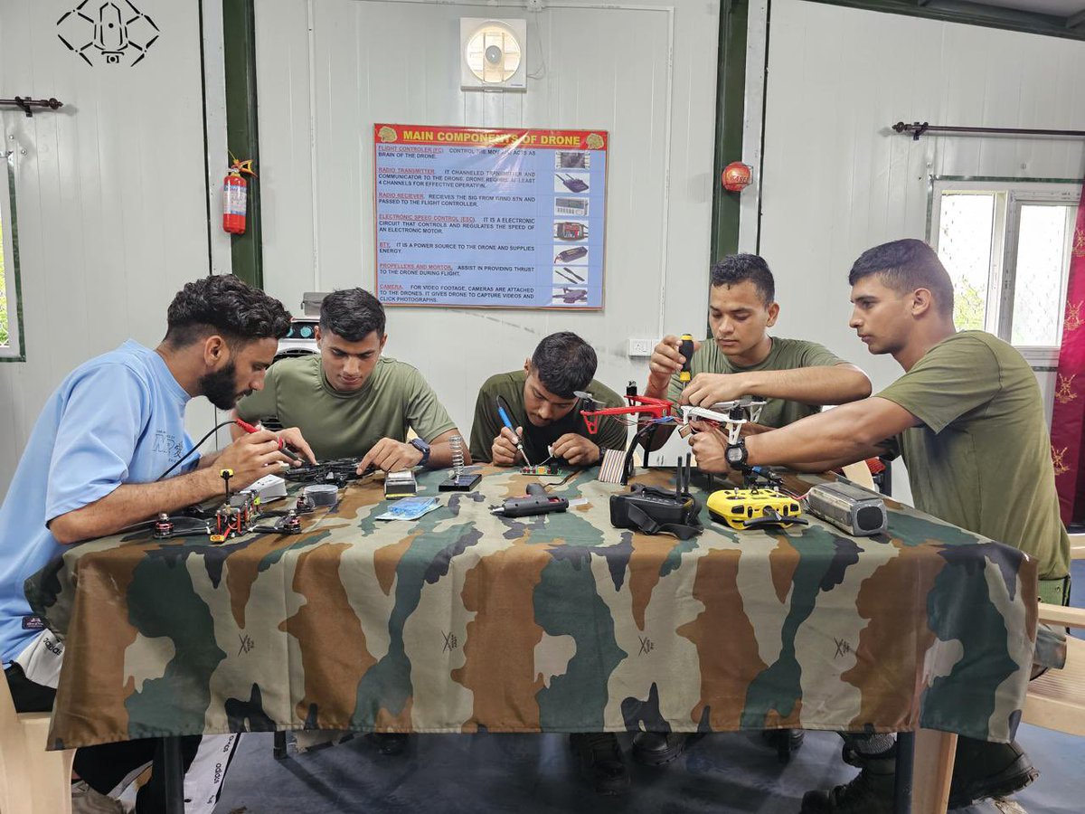 VajraCorps_IA's tweet image. #StrongAndCapable
#IndianArmy की #Atmanirbharta की सोच के अनुरूप, #PantherDivision ने उद्योग विशेषज्ञों के साथ मिलकर एक व्यापक ड्रोन प्रशिक्षण कैप्सूल आयोजित किया — जिसमें संचालन, मरम्मत, निर्माण और कोडिंग शामिल थे।
इस प्रशिक्षण ने भविष्य के युद्धक्षेत्र में ड्रोन की ताकत को…
