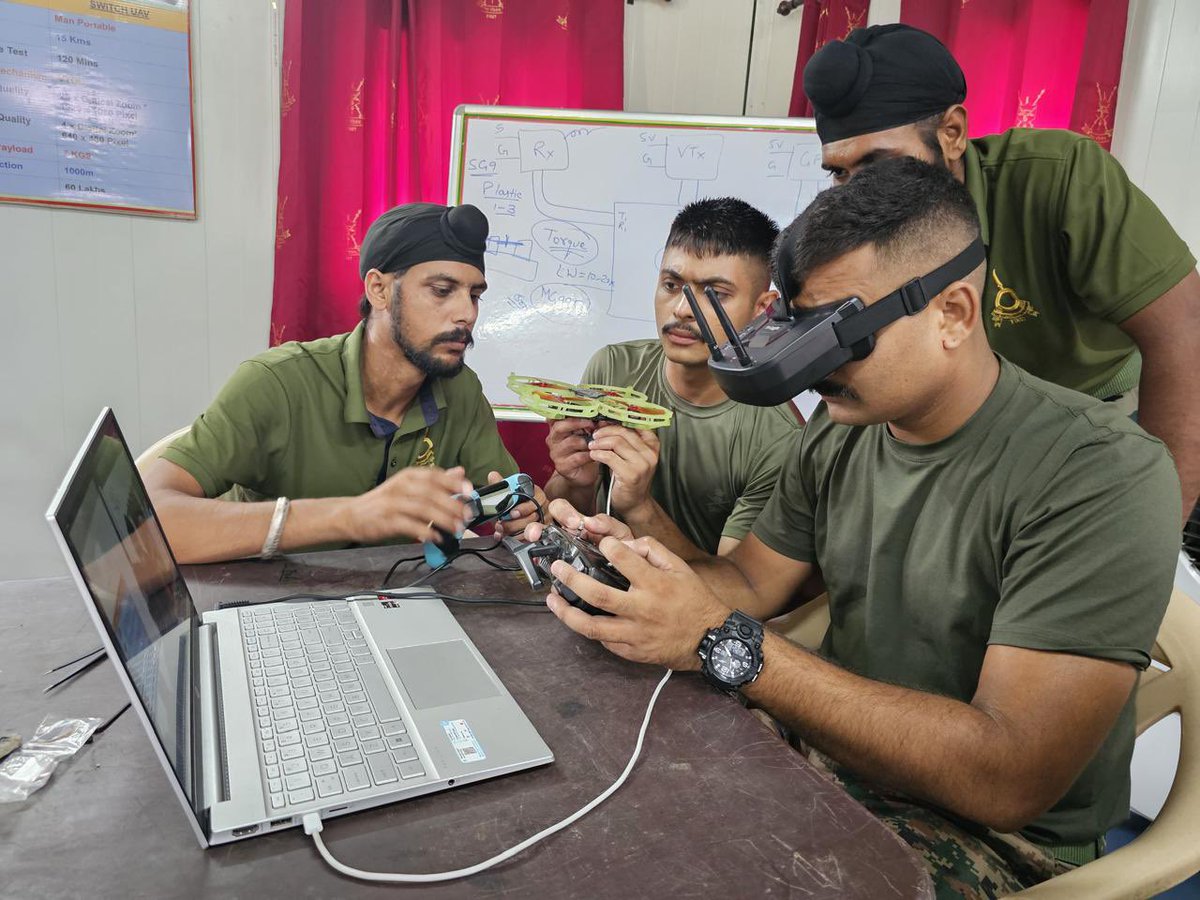 VajraCorps_IA's tweet image. #StrongAndCapable
#IndianArmy की #Atmanirbharta की सोच के अनुरूप, #PantherDivision ने उद्योग विशेषज्ञों के साथ मिलकर एक व्यापक ड्रोन प्रशिक्षण कैप्सूल आयोजित किया — जिसमें संचालन, मरम्मत, निर्माण और कोडिंग शामिल थे।
इस प्रशिक्षण ने भविष्य के युद्धक्षेत्र में ड्रोन की ताकत को…