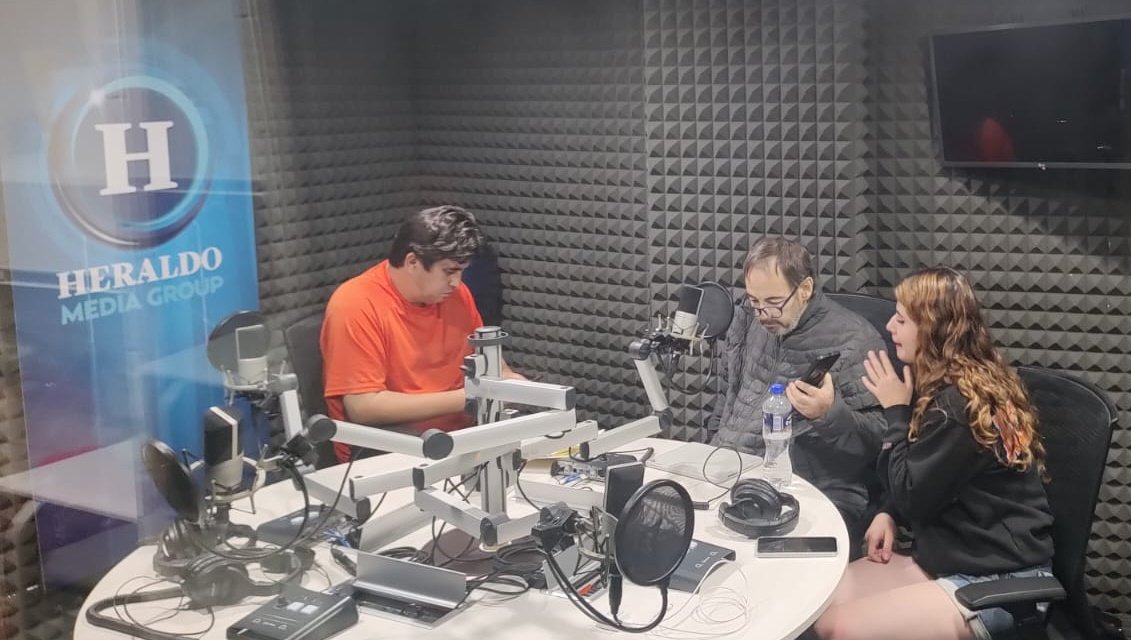 adrianalunacruz's tweet image. La última #foto de nuestro querido #JaimeGallardo @gallardo_cancha en #cabina de @heraldoradioGDL, durante su programa deportivo, fue tomada por el operador #Joel. Te vamos a extrañar amigo. Descansa!!!
 
@sitatyrseccion2