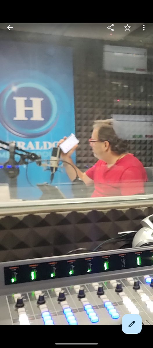 adrianalunacruz's tweet image. La última #foto de nuestro querido #JaimeGallardo @gallardo_cancha en #cabina de @heraldoradioGDL, durante su programa deportivo, fue tomada por el operador #Joel. Te vamos a extrañar amigo. Descansa!!!
 
@sitatyrseccion2