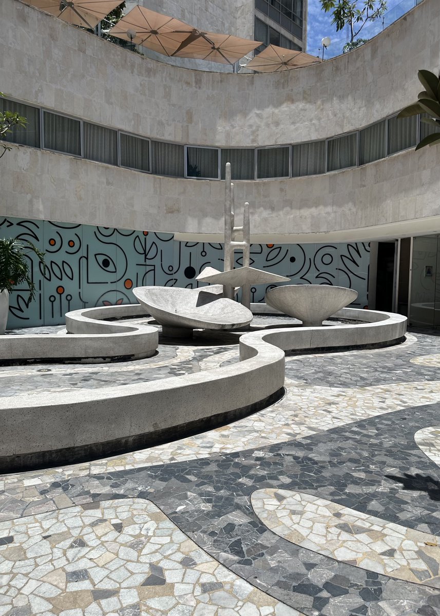 La fuente y los pavimentos sesenteros del Conjunto Aristos del arquitecto José Luis Benlliure, una joya arquitectónica de la CDMX