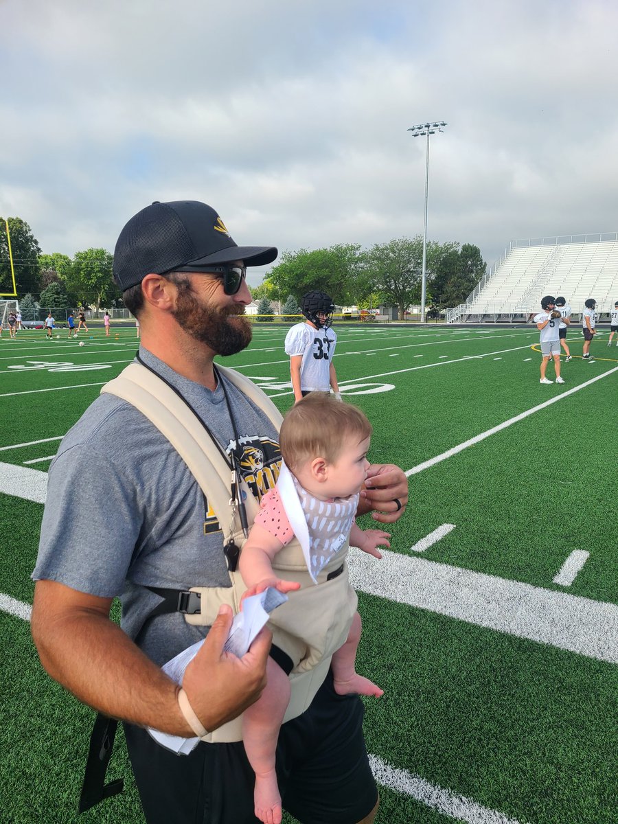 FHS_tigerfb's tweet image. We had some extra help today at camp!! When we say we are family, we mean it! @dieseldanedawg