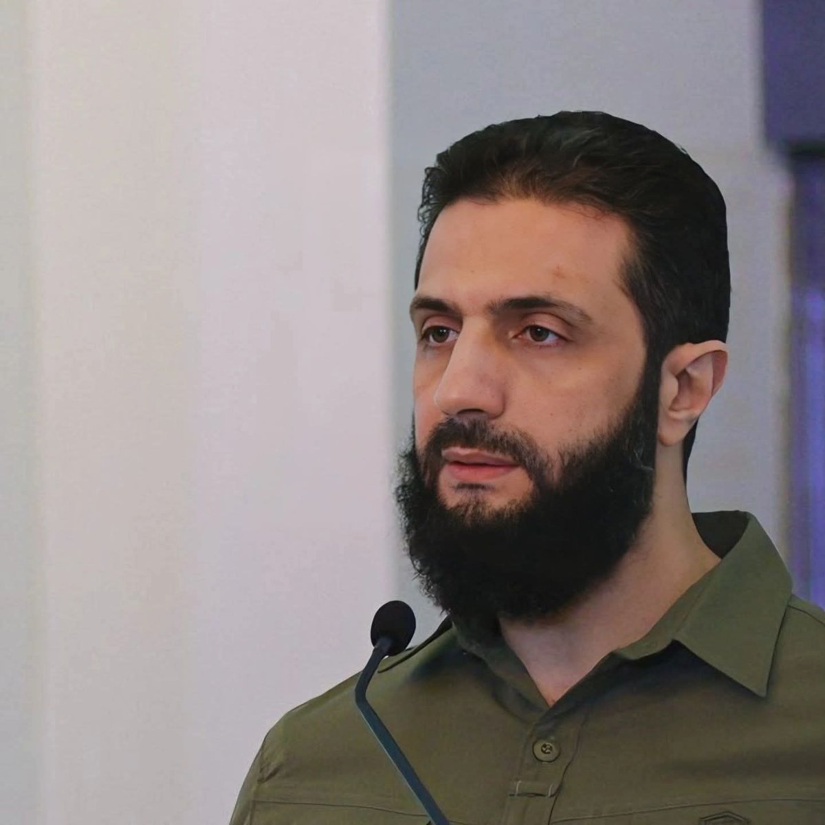 ملخص الخطاب : قضيت حياتي بالقتال وبالجبال ، معي دكتوراه بالمعارك ومو فارقة معي بس اللي مصبرني الخراب اللي رح يعمّ عالشعب السوري.. 
الله يعينه ويحمل معه ويسدد خطاه لما فيه الخير للبلاد والعباد💚💚