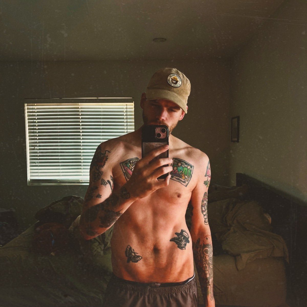 elijahdaniel's tweet image. officially a year of going to the gym every day and it’s kinda lowkey working