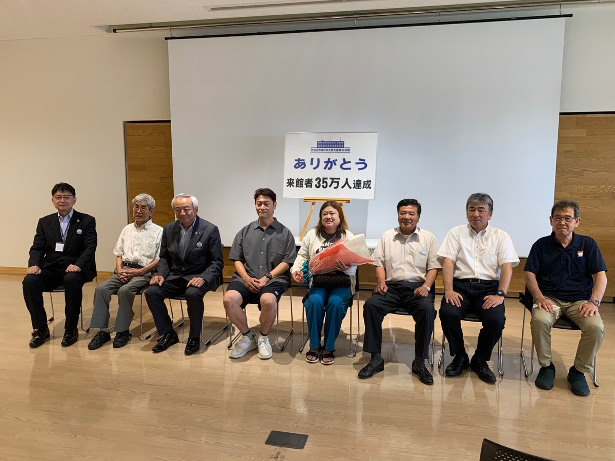 goahead_shigeru's tweet image. 2019年3月10日に開館した東日本大震災遺構・伝承館、本日35万人目のご来場者をお迎えしました。宮崎県から来た山鹿さんご夫妻はきゅうり🥒の専業農家さん。真夏の3ヶ月はハウス内が暑いので完全休業と決めていて、毎年長旅に出るそうです👍今回は北海道への道中に寄って頂きました🙇🏼‍♂️