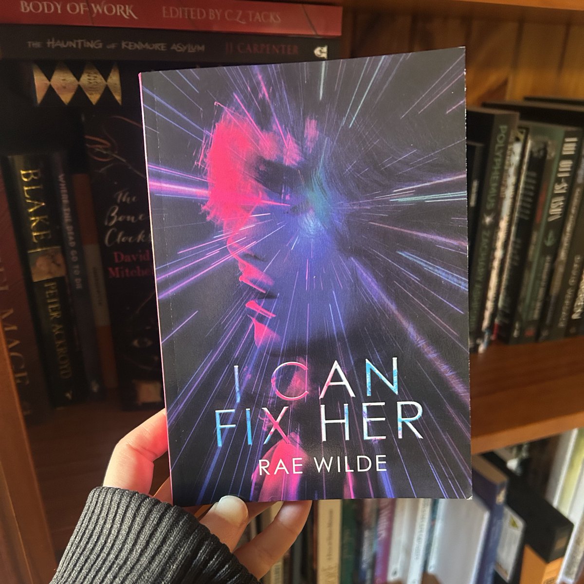 CHPearceWrites's tweet image. Book mail! I donβt often buy physical books outside Aus any more but I had to make an exception for agent buddy Rae Wildeβs I CAN FIX HER, itβs so pretty but I have a feeling it is going to emotionally devastate me! βNightmarish and powerfully unnerving,β canβt wait. πππ