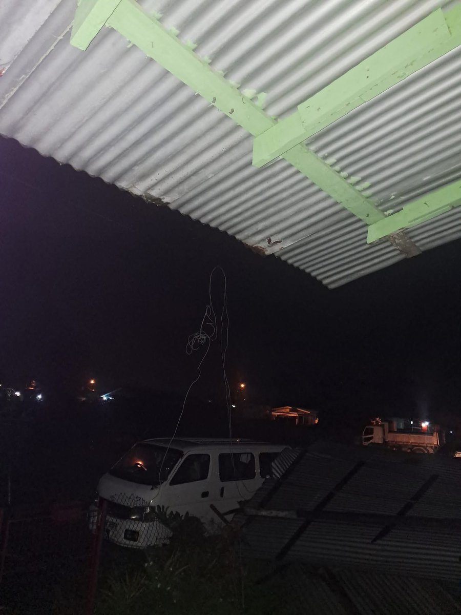 TTWeatherCenter's tweet image. 10:30 PM - A roof has blown off a home, landing an in adjacent property at Jacelon Trace, Vega de Oropouche, northeastern Trinidad following strong winds.
📸: Jenelle Wallace
Wind gusts between 50 km/h and 65 km/h have been observed, leading to sporadic reports of fallen…
