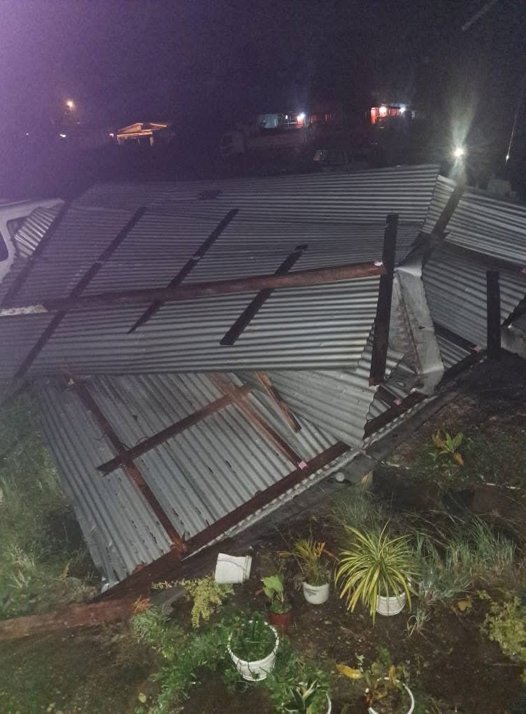TTWeatherCenter's tweet image. 10:30 PM - A roof has blown off a home, landing an in adjacent property at Jacelon Trace, Vega de Oropouche, northeastern Trinidad following strong winds.
📸: Jenelle Wallace
Wind gusts between 50 km/h and 65 km/h have been observed, leading to sporadic reports of fallen…
