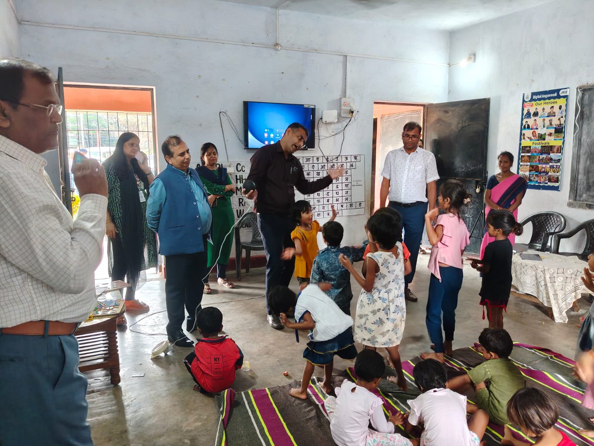 VikramV05986686's tweet image. झारखंड सरकार की महिला एवं बाल विकास विभाग की सचिव ने IIT Delhi और #CSCAcademy द्वारा स्थापित डिजिटल आंगनवाड़ी केंद्र का दौरा किए और बच्चों के लिए डिजिटल टूल्स और प्लेफुल लर्निंग की पहल की सराहना की। #DigitalAnganwadi #NEP2020 #Jharkhand