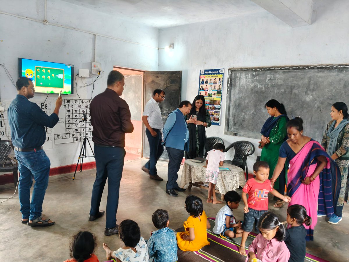 VikramV05986686's tweet image. झारखंड सरकार की महिला एवं बाल विकास विभाग की सचिव ने IIT Delhi और #CSCAcademy द्वारा स्थापित डिजिटल आंगनवाड़ी केंद्र का दौरा किए और बच्चों के लिए डिजिटल टूल्स और प्लेफुल लर्निंग की पहल की सराहना की। #DigitalAnganwadi #NEP2020 #Jharkhand