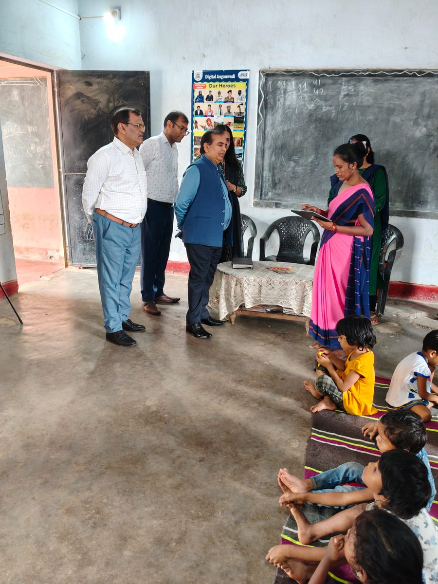 VikramV05986686's tweet image. झारखंड सरकार की महिला एवं बाल विकास विभाग की सचिव ने IIT Delhi और #CSCAcademy द्वारा स्थापित डिजिटल आंगनवाड़ी केंद्र का दौरा किए और बच्चों के लिए डिजिटल टूल्स और प्लेफुल लर्निंग की पहल की सराहना की। #DigitalAnganwadi #NEP2020 #Jharkhand