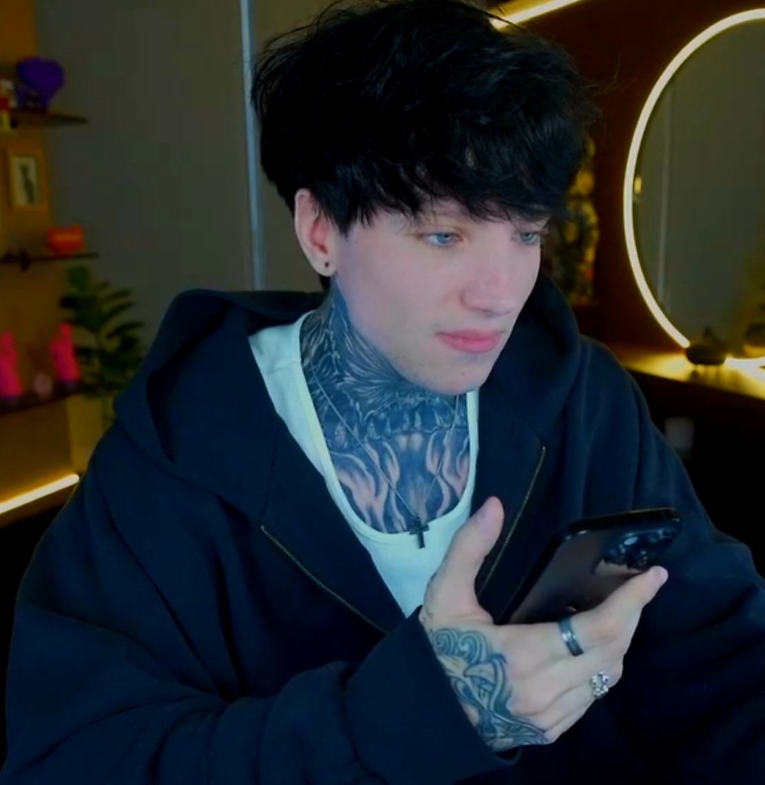 xCry en modo chill + chismecito = combinación ganadora 💅 Gracias por el stream de hoy, lo disfrutamos a full, todo lo que el alma necesita para ser feliz ✨️✨️🖤👽