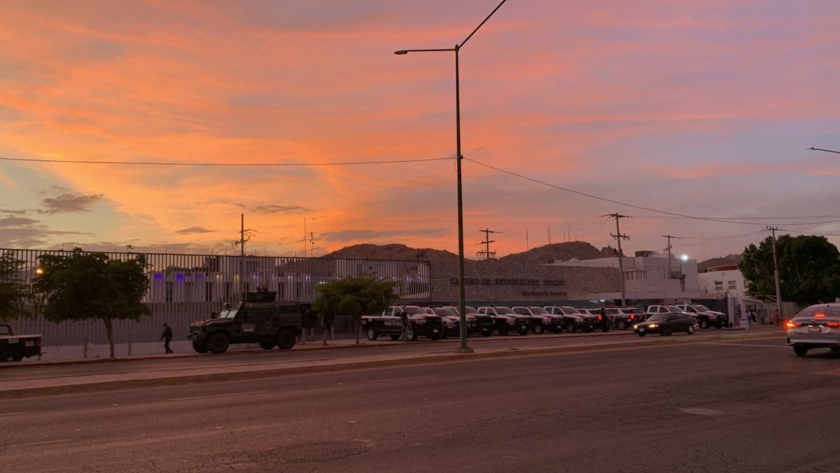 ⚠️ Diversas corporaciones de seguridad mantienen presencia por fuera del CERESO 1 en #Hermosillo.

Información en desarrollo...

📸 <a href="/JPedroMaytorena/">Juan Pedro</a>/<a href="/ProyectoPuente/">Proyecto Puente</a>