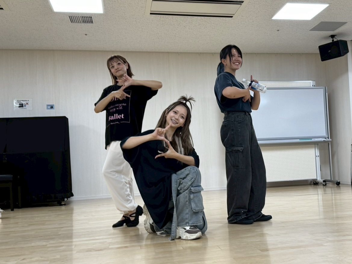 ataro_oooo's tweet image. 昨日は8月13日にやるイベントのリハをしてきたよー🕺

1部では来た人参加型のゲーム大会で大盛り上がり🎮←景品あり
2部は新曲披露や劇、そしてバレエやアクロバットなどのステージshow!!

そしてこのイベント限定のここでしか手に入らないグッズも⭕…