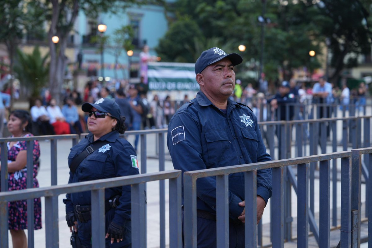 SSPC Oaxaca (@sspc_goboax) on Twitter photo Nuestras corporaciones de seguridad y auxilio se encuentran desplegadas en las inmediaciones del primer cuadro del Centro Histórico de la Ciudad Capital, para garantizar la #PazYSeguridad🕊️ de las y los asistentes al concierto de <a href="/liladowns/">Lila Downs</a> en la Alameda de León. Con estas Nuestras corporaciones de seguridad y auxilio se encuentran desplegadas en las inmediaciones del primer cuadro del Centro Histórico de la Ciudad Capital, para garantizar la #PazYSeguridad🕊️ de las y los asistentes al concierto de <a href="/liladowns/">Lila Downs</a> en la Alameda de León. Con estas