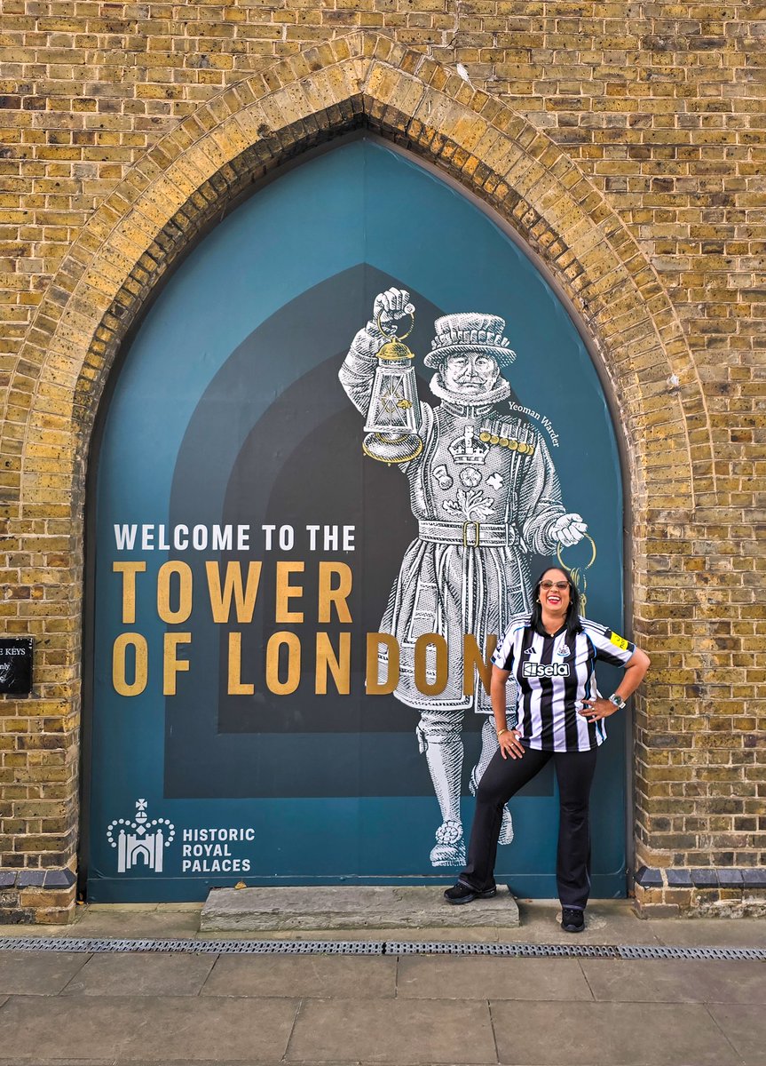 There is no other happier Little Magpie in the world right now. Got my Captain Morgan on good and proper lol! 💯🖤🤍✨️  #AWildCarrieAppears #London #England #TowerOfLondon #VacationVibes #NUFC