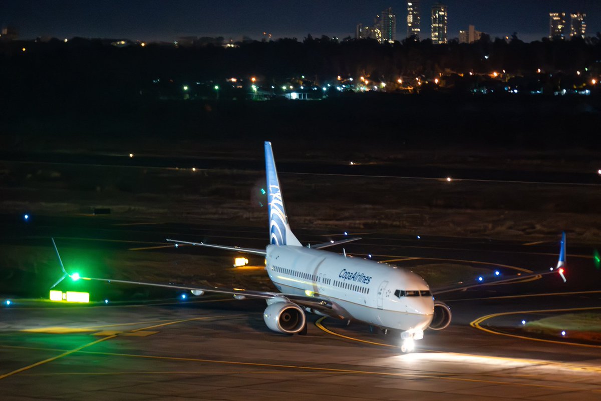 snao122's tweet photo. #Boeing 737-800 de @CopaAirlines 🇵🇦 llegando ASU/SGAS 🇵🇾 en una noche clara y calma.
#ASUspotters by @aeronauticapy & @aviacionline https://t.co/99NOgkB9XX
