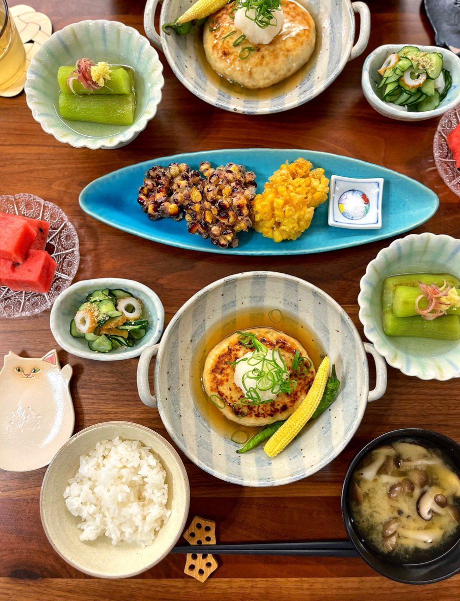 tantantangohan's tweet photo. 昨日の夜ご飯。
知人が育てた黄色いとうもろこしと真っ赤な大和ルージュをかき揚げにして食べ比べですよー。 https://t.co/97onewUbWc