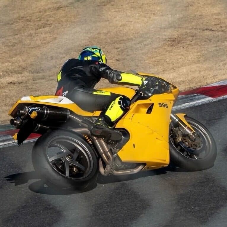 DAINESEMISATO's tweet image. 【ダイネーゼ埼玉三郷】
Brilliant #DaineseCrew &amp;amp; #AGVRider !!!

お客様より、素晴らしいお写真をお寄せいただきました。

鮮やかなイエローのDucati 996に、エアバッグ搭載レーシングスーツ"MISANO 3"が美しく調和し、サーキット上で圧倒的な存在感を放っています。

#ダイネーゼは2年保証