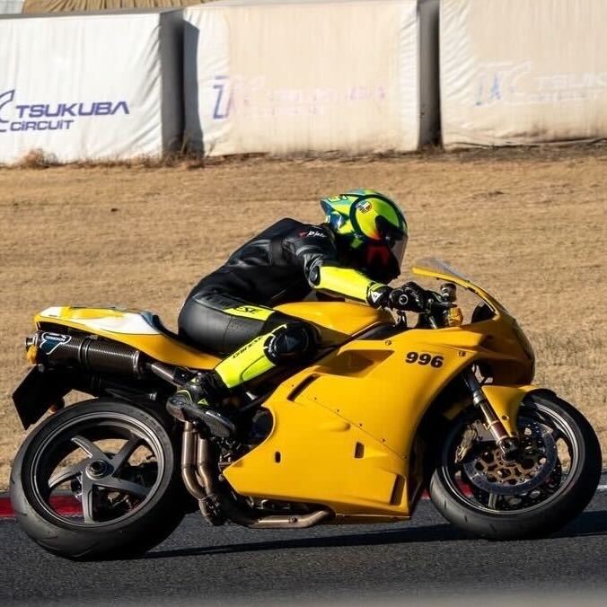 DAINESEMISATO's tweet image. 【ダイネーゼ埼玉三郷】
Brilliant #DaineseCrew &amp;amp; #AGVRider !!!

お客様より、素晴らしいお写真をお寄せいただきました。

鮮やかなイエローのDucati 996に、エアバッグ搭載レーシングスーツ"MISANO 3"が美しく調和し、サーキット上で圧倒的な存在感を放っています。

#ダイネーゼは2年保証