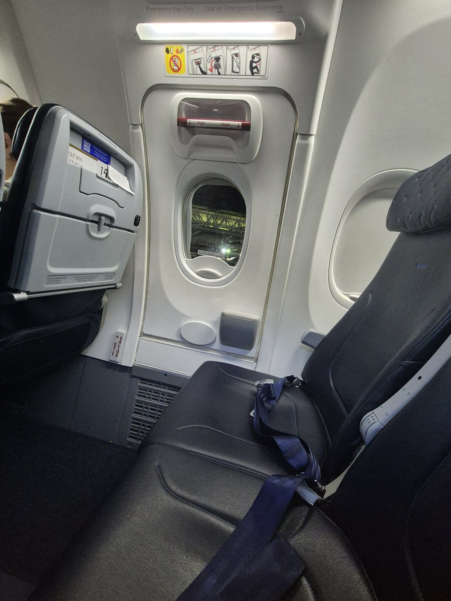 Frassoii's tweet image. me toco puerta, si pasa algo cagamos todos, xq en la primer turbulencia ya estoy desmayado