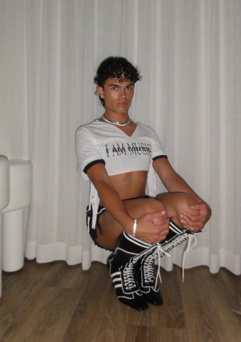 wtfmeech's tweet image. why nic playing in olandria clothes—