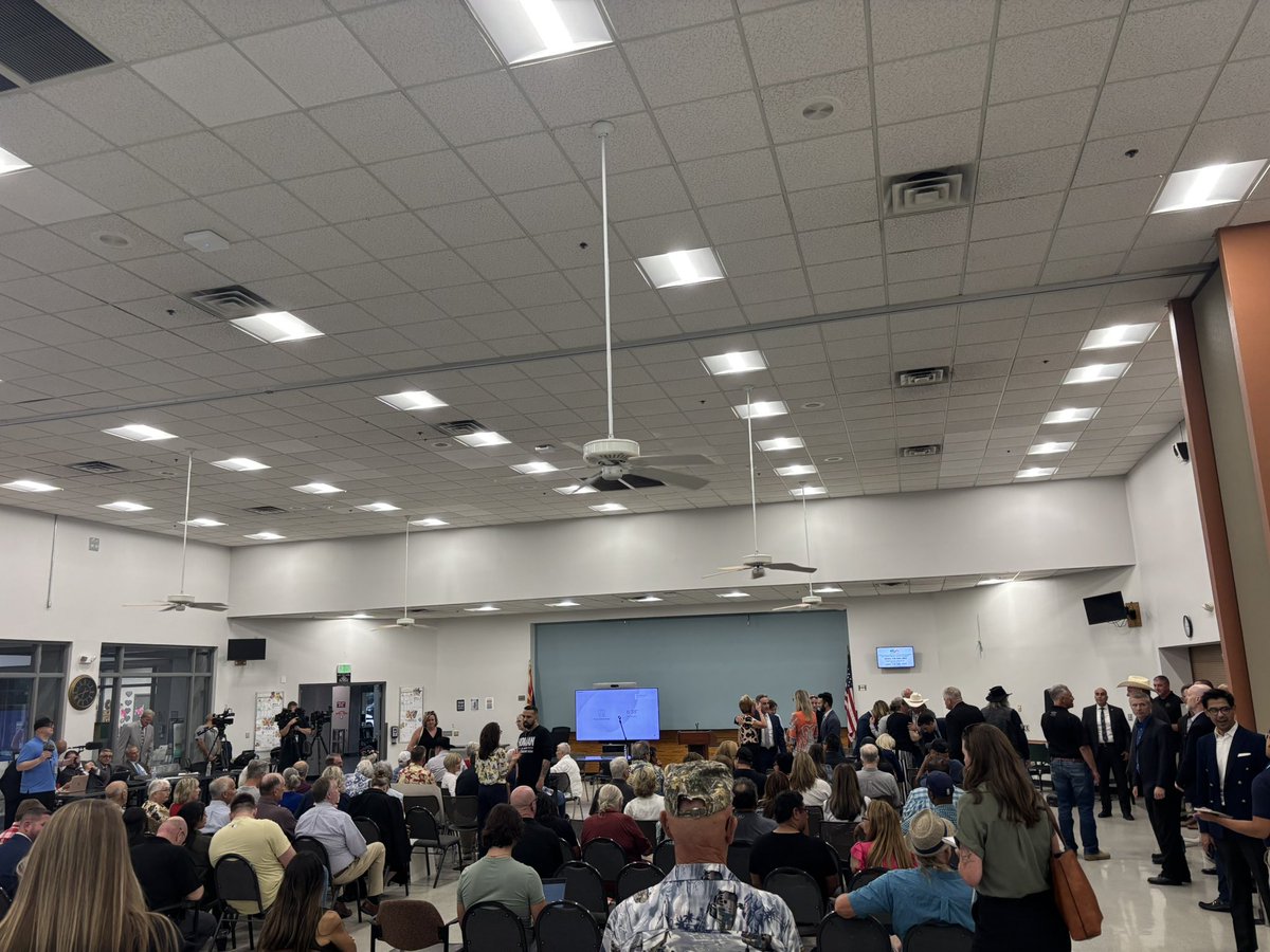 Brandon_Hiller's tweet image. Tonight the federal monitor is hosting his “secret” quarterly meeting on @mcsoaz.
Looks like the word got out…
Lots of support here to end the court orders and let @JerrySheridan24 run his office!