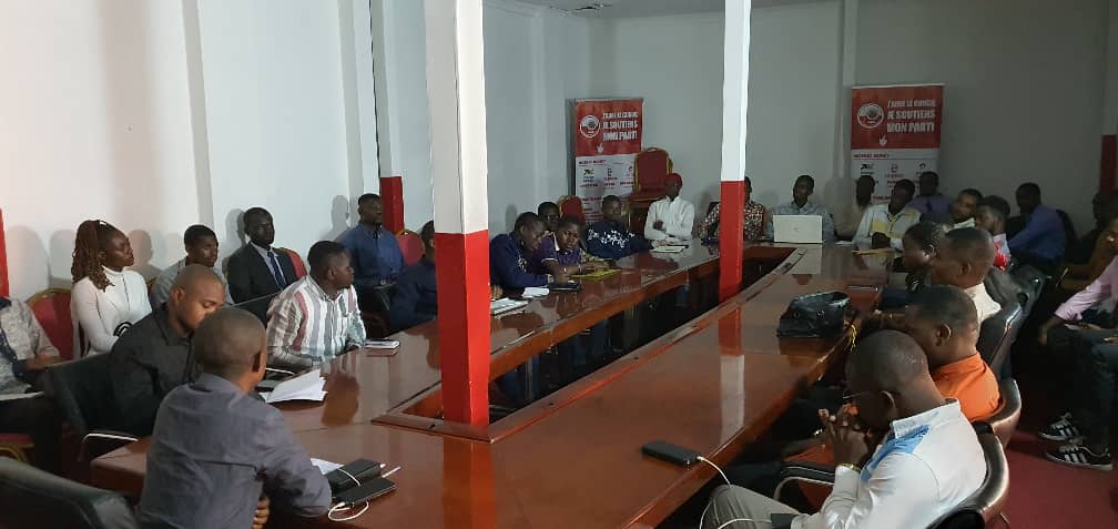 kambu Mbula Gradi 🇨🇩 (@gradignank18079) on Twitter photo 🔴 #Écho_UNC La Redynamisat° d l'<a href="/uncrdc/">UNC_RDC Officiel</a> à #Kin, l SIF l'hon <a href="/GaborienM/">Gaborian Mboma kumeza</a> a reçu l Communicateurs dans son cabinet de travail. En marge des échanges, était à l'écoute d leurs doléances & les a appelé d vulgariser des activités du parti du Dr <a href="/VitalKamerhe1/">Vital Kamerhe</a> <a href="/BillyKambale1/">Billy Kambale</a> <a href="/Bibishe6/">Bibishe Pascaline N</a> 🔴 #Écho_UNC La Redynamisat° d l'<a href="/uncrdc/">UNC_RDC Officiel</a> à #Kin, l SIF l'hon <a href="/GaborienM/">Gaborian Mboma kumeza</a> a reçu l Communicateurs dans son cabinet de travail. En marge des échanges, était à l'écoute d leurs doléances & les a appelé d vulgariser des activités du parti du Dr <a href="/VitalKamerhe1/">Vital Kamerhe</a> <a href="/BillyKambale1/">Billy Kambale</a> <a href="/Bibishe6/">Bibishe Pascaline N</a>