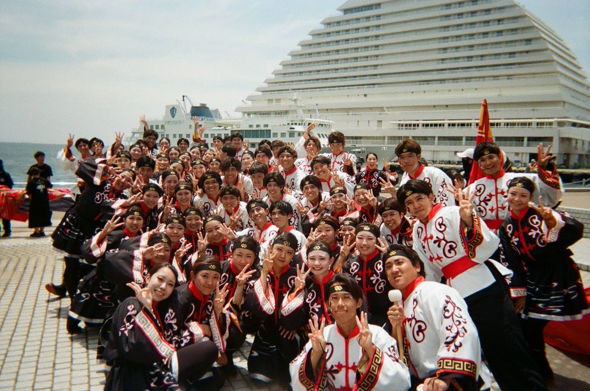 7/6にsailing神戸というお祭りで「灯、結ぶ街」を披露しました！
1〜4回生力を合わせて作り上げた演舞の達成感はすごかったです！
この期間を通してチームの絆が深まりました！
まだまだ炎流は炎流っ子を募集しています！サークル入りそびれた方はぜひ🫵

#炎流　#関学サークル　#2回生からでも