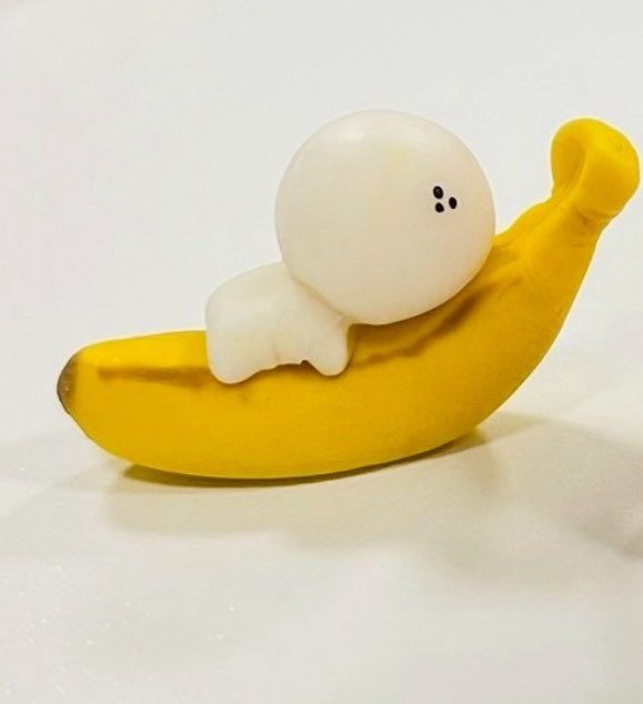 おひるだよ〜☀️
しろまんは、つるんと甘いバナナにしがみついてるよ🍌
ふわふわの白い雲みたいに、やさしく包まれてる気分☁️
おなかもこころも満たされて、午後ものんびりゆったり過ごそうね🌿☺️
バナナパワーで、きみも元気にいこう！