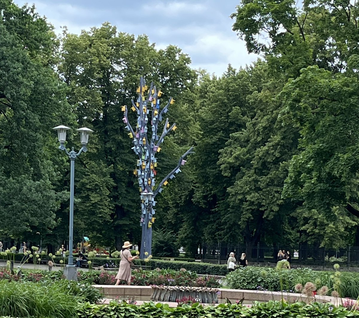 MicheleBerdy's tweet image. Your #morningcalm from Riga is the birdhouse tree in the center of the city.