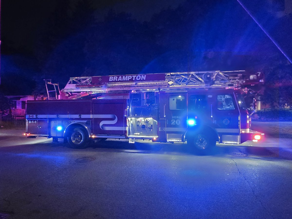 CrankyBear7's tweet photo. Caught a Lil #jobtown in Brampton this evening!! Quick knock down by @BramptonFireES @iaff1068 @NickRuller Rescue 201 Aerial 204 with the stick up for the 4th floor balcony!! https://t.co/fhFqYoM29T