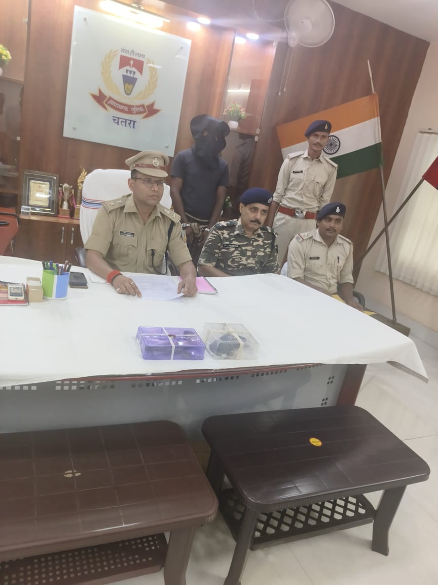 Chatra Police (@chatrapolice) on Twitter photo दिनांक–15/07/2025 को लावालौंग थाना क्षेत्र से टी०एस०पी०सी० संगठन के नाम पर लेवी मांगने वाला एक व्यक्ति को एक देशी कट्टा,एक जिंदा गोली एवं 02 मोबाईल फोन के साथ गिरफ्तार कर न्यायिक हिरासत में भेजा गया।
<a href="/JharkhandPolice/">Jharkhand Police</a>
<a href="/dgpjh/">DGP Jharkhand</a>
<a href="/IGBokaro/">IG BOKARO</a>
@digHaz दिनांक–15/07/2025 को लावालौंग थाना क्षेत्र से टी०एस०पी०सी० संगठन के नाम पर लेवी मांगने वाला एक व्यक्ति को एक देशी कट्टा,एक जिंदा गोली एवं 02 मोबाईल फोन के साथ गिरफ्तार कर न्यायिक हिरासत में भेजा गया।
<a href="/JharkhandPolice/">Jharkhand Police</a>
<a href="/dgpjh/">DGP Jharkhand</a>
<a href="/IGBokaro/">IG BOKARO</a>
@digHaz